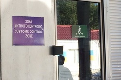 На Волині двоє митників «погоріли» на хабарях: такса за авто складала до 200 доларів