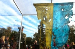  Прапор, який винесли українські бійці, що змогли прорватися через три кільця оточення під Іловайськом. 