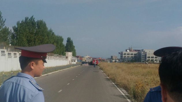 Ворота посольства Китаю в Бішкеку протаранив терорист: є жертви