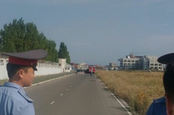 Ворота посольства Китаю в Бішкеку протаранив терорист: є жертви