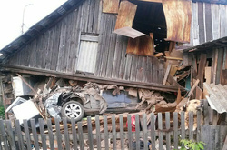 «Русский мир» навиворіт: автомобіль наскрізь пробив житловий будинок