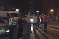 У Києві обурені мешканці перекрили рух через відключення світла