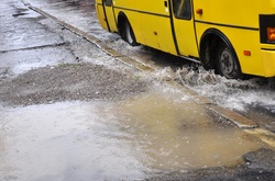 Найближчої доби у місті збережуться ускладнені погодні умови з поривами вітру