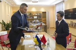 Кличко передав китайським туристам і бізнесу «Ласкаво просимо!»