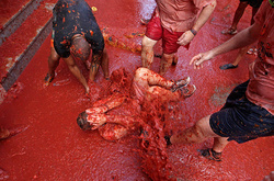 Томатна битва в Іспанії: 100 тонн помідорів та 20 тисяч учасників