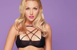 Оля Полякова снялась для мужского глянца без кокошника 