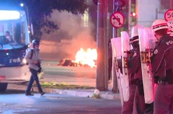 У Сан-Паулу противники імпічменту Руссеф розгромили будівлю банку