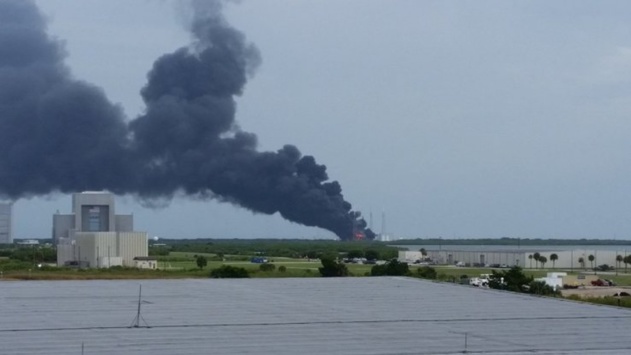 На пусковому майданчику SpaceX сталися вибухи (ФОТО, ВІДЕО)