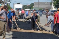 На Закарпатті селяни самостійно поклали 117 метрів асфальту