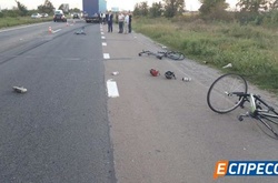 Під Броварами фура збила велосипедистів