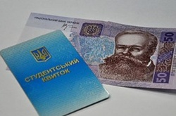 Гройсман пообіцяв, що студентам стипендії не скасують