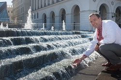 На Майдані Незалежності запрацював Каскадний фонтан із підсвіткою