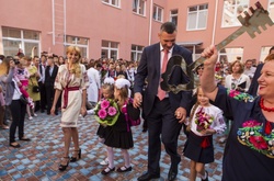 До 1 вересня київська влада відкрила дві нових школи, дитсадок і виділила кошти на надбавки освітянам