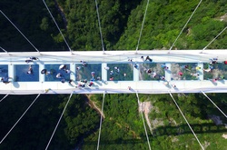 Китайська влада закрила для відвідувачів найдовший і найвищий у світі скляний міст