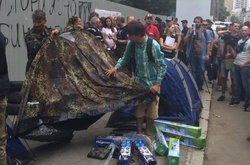 Біля будівлі «Інтера» розгорнули намети