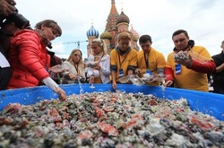 Після млинців з лопати росіяни пригостились салатом з вантажівки