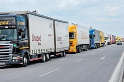 Україна тимчасово зупинила видачу дозволів на вантажоперевезення з Туреччиною