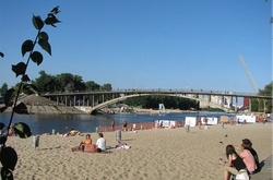 На п'яти столичних пляжах заборонили купання