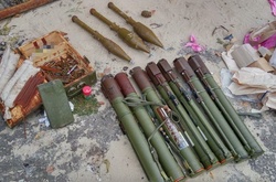 СБУ викрила в зоні АТО схрон із гранатометами та наркотиками