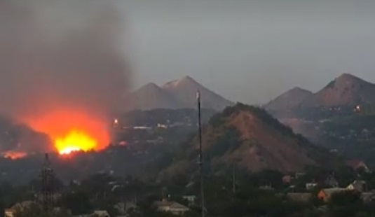 Захоплююче відео: як в Марїнці горять склади бойовиків з боєприпасами