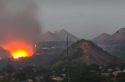 Захоплююче відео: як в Марїнці горять склади бойовиків з боєприпасами