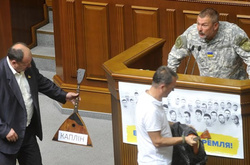 Депутати «Народного фронту» вручили Капліну і Ко балалайки