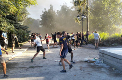 Люди у футболках «Азова» знову атакують будівництво на Святошинській