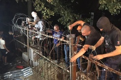 «Азов» штурмує будмайданчик біля Святошино: палають шини та файєри