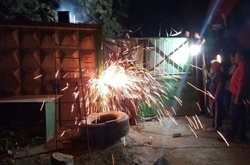 У Києві розгромили скандальний будмайданчик