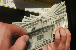 Слідчий Фіскальної служби погорів на хабарі в 10 тисяч доларів