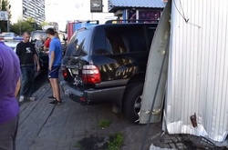 На бульварі Дружби Народів джип вилетів з дороги і зніс кіоск