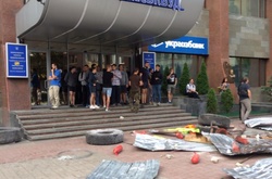 Поліцейські застосували сльозогінний газ до мітингувальників під «Київміськбудом»