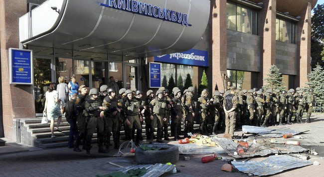 Скандальний будмайданчик: правоохоронці взяли під охорону будівлю «Київміськбуду»