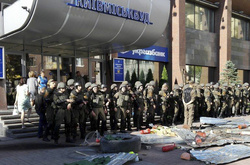 Скандальний будмайданчик: правоохоронці взяли під охорону будівлю «Київміськбуду»