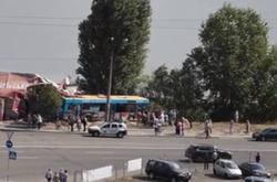 В Дарницькому районі рейсовий автобус зніс кафе