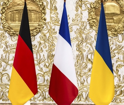 Порошенко обговорив ситуацію на Донбасі з Меркель та радником Олланда