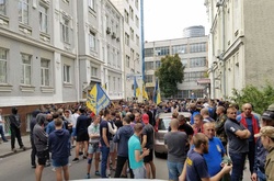 «Азовці» з димовими шашками пікетують Печерський суд (ВІДЕО)