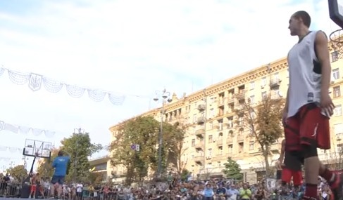 В центрі Києві відбувся турнір з стрітболу: яскраве відео змагань