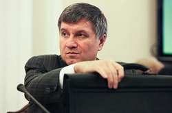 Аваков відзвітував про нові затримання у «бурштиновій справі»
