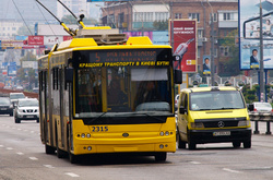 На проспекті Перемоги поновили тролейбусну зупинку