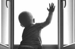 На вихідних у Києві сталася трагедія: хлопчик випав з вікна