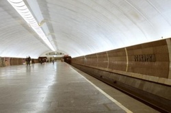 На станції метро «Осокорки» помер чоловік