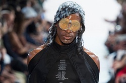 Неделя моды в Нью-Йорке: Модели в вазелине и с обнаженной грудью на показе Hood by Aby Air