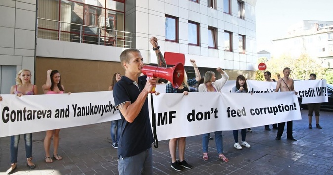У Києві напівголі «студенти» блокували роботу офісу МВФ (ФОТО)