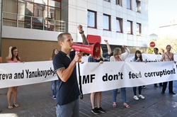 У Києві напівголі «студенти» блокували роботу офісу МВФ (ФОТО)