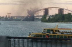 У Києві горить недобудований Подільський міст