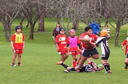 Австралійський хлопчик-велетень прославився жорстокою грою в регбі