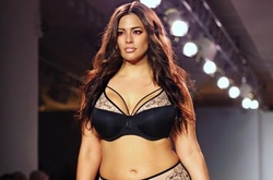 Пышнотелая модель вышла на подиум в нижнем белье в рамках Недели моды в Нью-Йорке