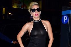 Эпатажная Леди Гага появилась на публике в прозрачном платье