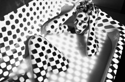 «Размытые женские формы» в откровенных черно-белых снимках Дорота Коротко